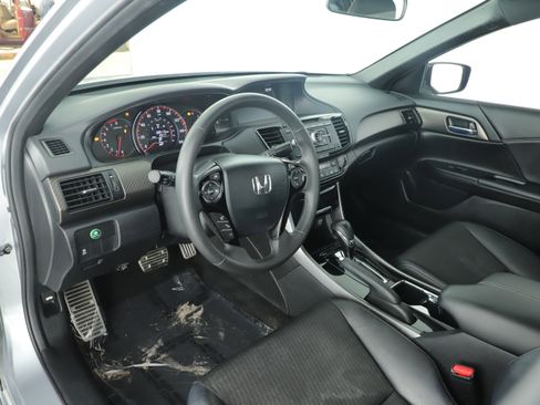 Used 2017 Honda Accord Sport image 4
