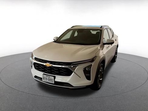 Used 2025 Chevrolet Trax LT FWD image 7