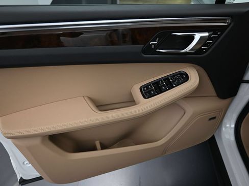 Certified 2025 Porsche Macan AWD/4WD image 22