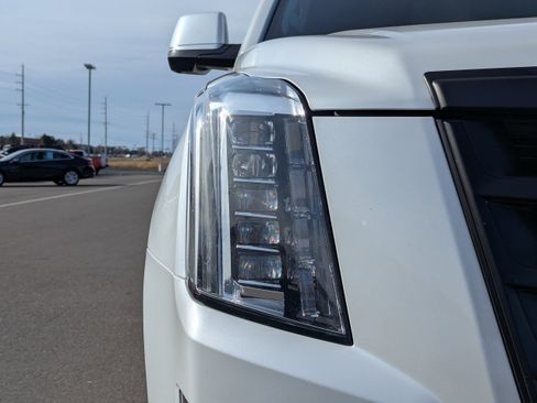 Used 2020 Cadillac Escalade Premium Luxury image 48
