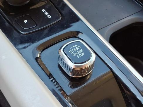 Used 2022 Volvo XC60 B5 Momentum image 12