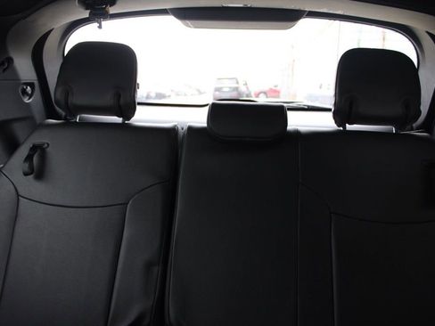 Used 2025 Toyota Sienna Platinum image 29