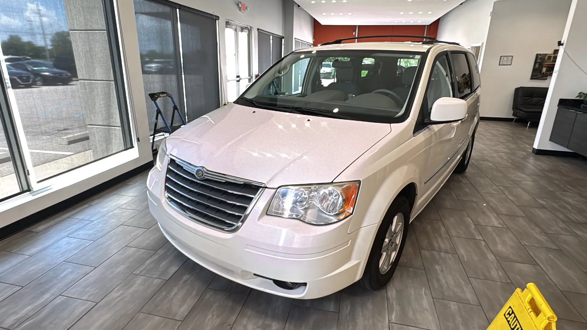 Used 2010 Chrysler Town & Country Touring FWD image 2