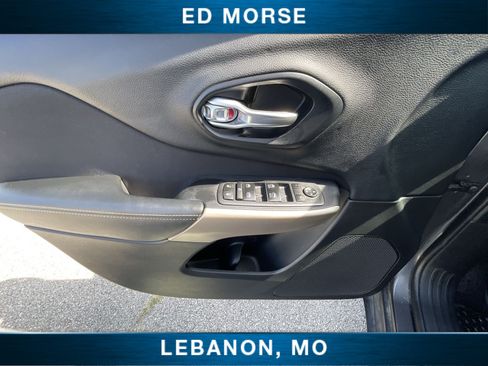 Used 2017 Jeep Cherokee Latitude w/ Cold Weather Group AWD/4WD image 19