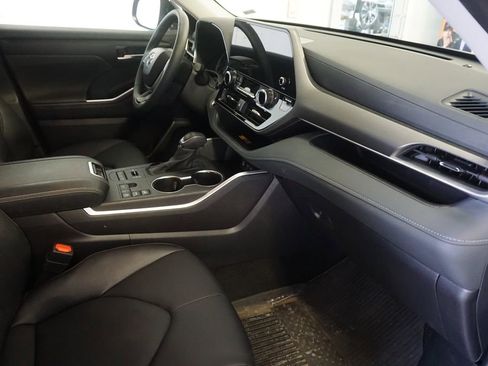 Used 2025 Toyota Highlander XLE AWD/4WD image 24