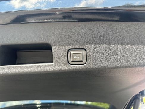 Used 2025 Chevrolet Traverse High Country image 37