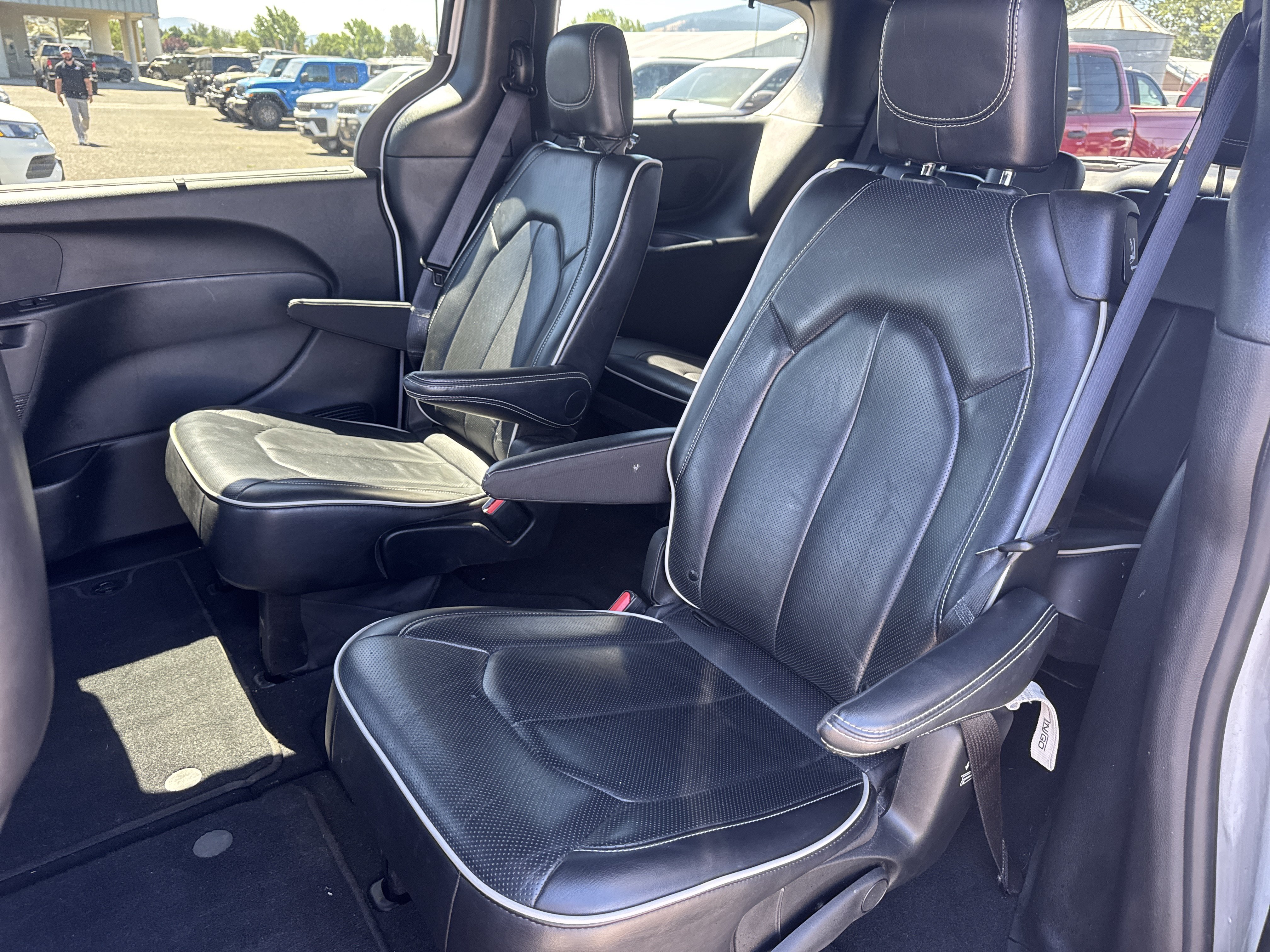 Used 2025 Chrysler Pacifica Limited FWD image 22