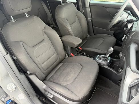 Used 2019 Jeep Renegade Latitude FWD image 11