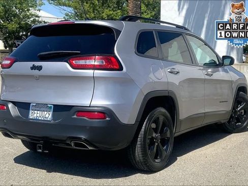Used 2018 Jeep Cherokee Latitude w/ Altitude Package FWD image 11