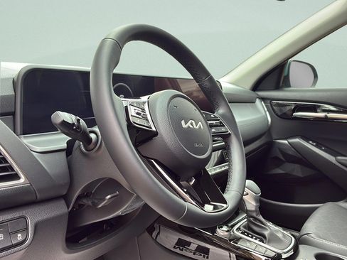 Used 2026 Kia Seltos EX FWD image 19