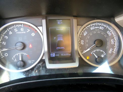 Used 2017 Toyota Tacoma SR5 w/ Tow Package image 11