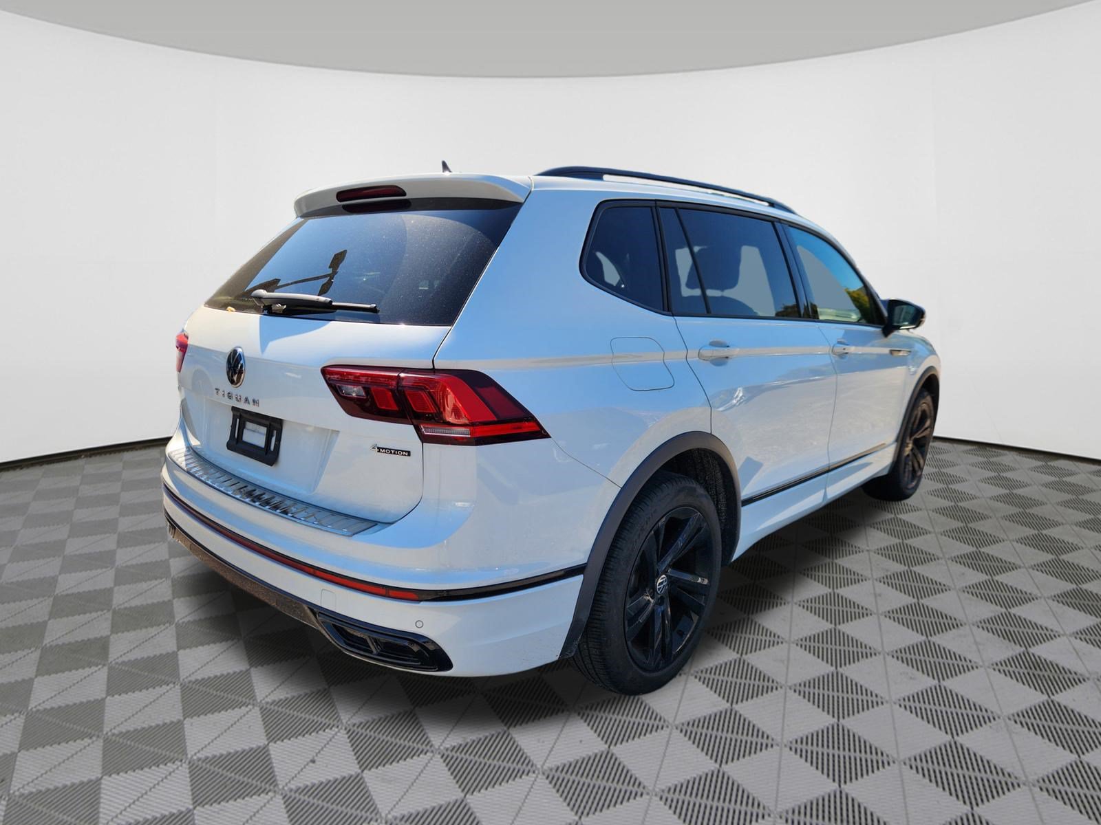 Certified 2024 Volkswagen Tiguan SE R-Line AWD/4WD image 4