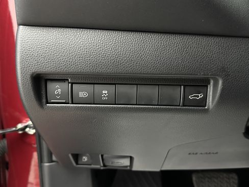 Used 2023 Toyota Venza XLE image 26