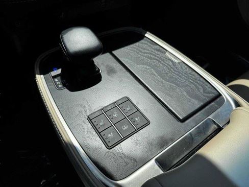Used 2023 Lexus LS 500 w/ Accessory Package (Z2) RWD image 33