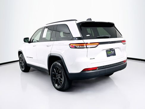 Used 2025 Jeep Grand Cherokee Altitude AWD/4WD image 5