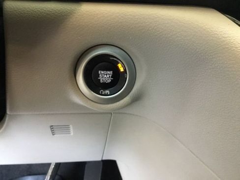 Used 2021 Chrysler Pacifica Touring-L FWD image 32