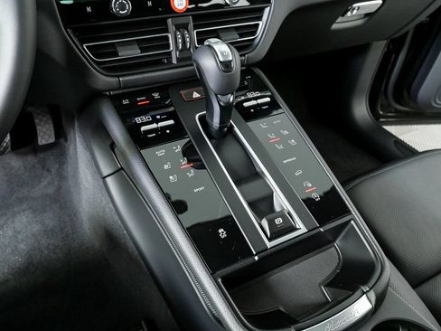 Certified 2026 Porsche Macan AWD/4WD image 19