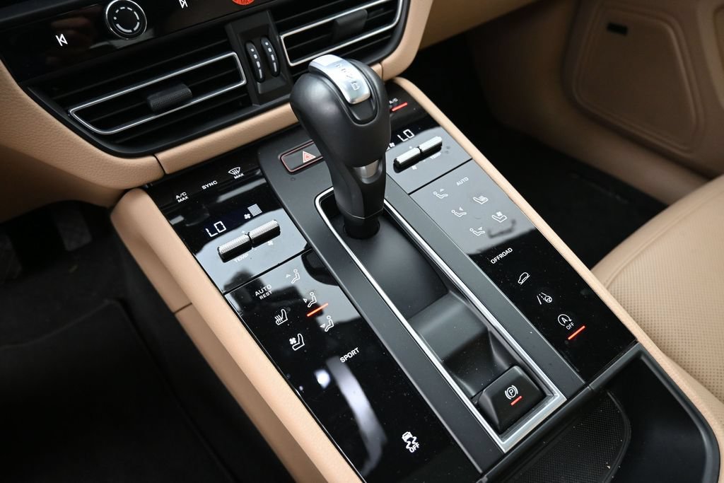 Certified 2025 Porsche Macan AWD/4WD image 23