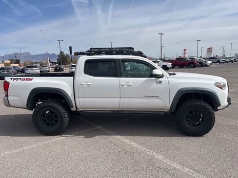 Used 2017 Toyota Tacoma TRD Off-Road w/ Tow Package (A/T) image 2