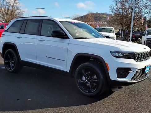 New 2025 Jeep Grand Cherokee Altitude image 2