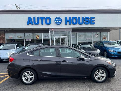 Used 2017 Chevrolet Cruze LT image 9