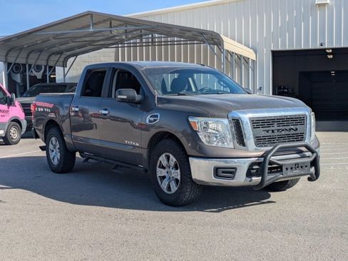 Used 2017 Nissan Titan SV image 3