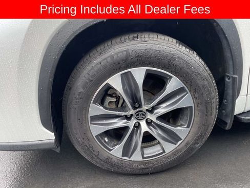 Used 2024 Toyota Highlander XLE AWD/4WD image 2