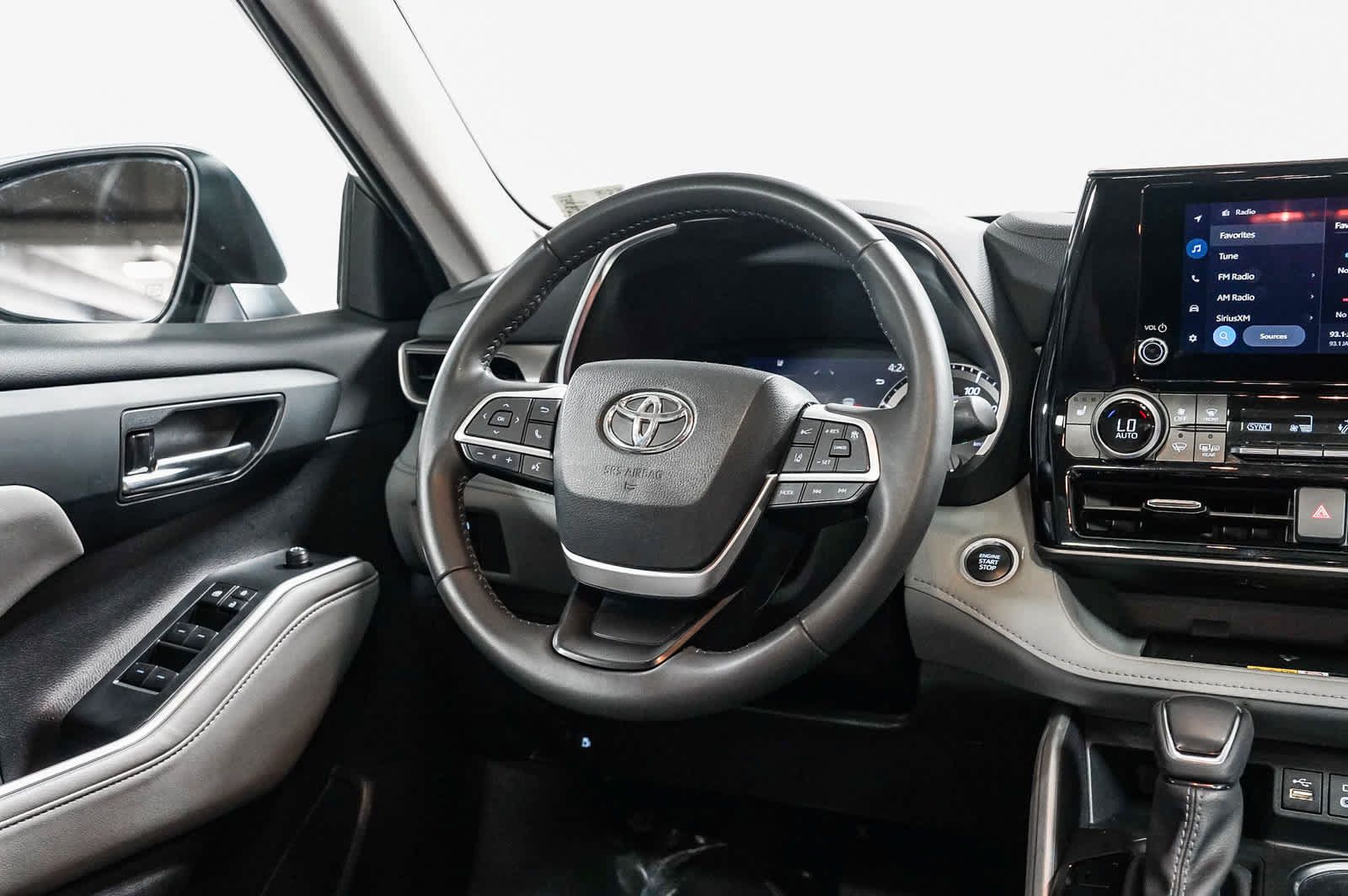 Used 2024 Toyota Highlander XLE AWD/4WD image 15