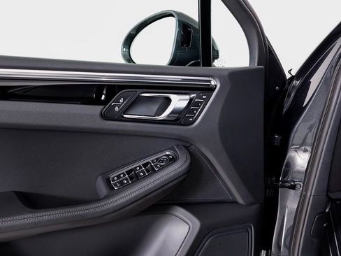 Certified 2025 Porsche Macan AWD/4WD image 20