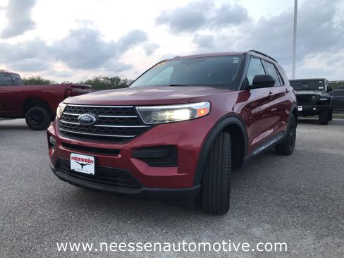 Used 2022 Ford Explorer XLT image 3