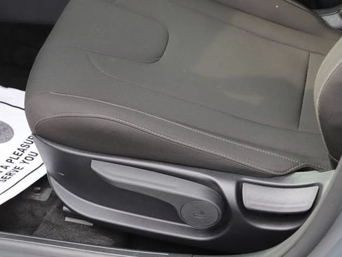 Used 2025 Hyundai Elantra SEL FWD image 13