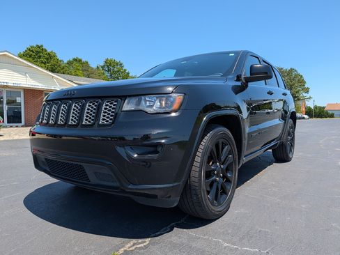 Used 2017 Jeep Grand Cherokee Altitude AWD/4WD image 2