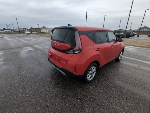 Used 2025 Kia Soul LX w/ LX Technology Package image 3