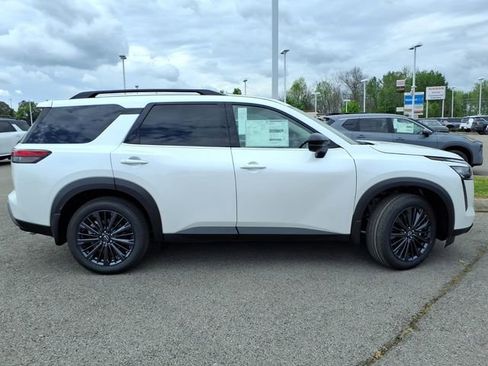New 2026 Nissan Pathfinder SL AWD/4WD image 2