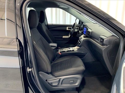 Used 2021 Ford Explorer XLT image 16