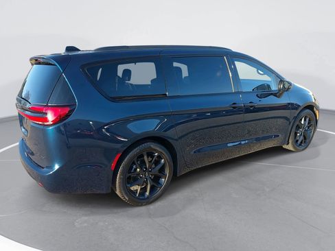 Used 2025 Chrysler Pacifica Limited image 5