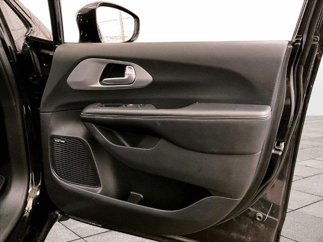Used 2019 Chrysler Pacifica Limited w/ Advanced Safetytec Group FWD image 23