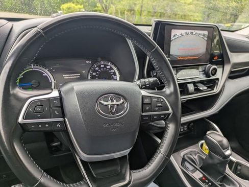 Certified 2024 Toyota Highlander XLE AWD/4WD image 39