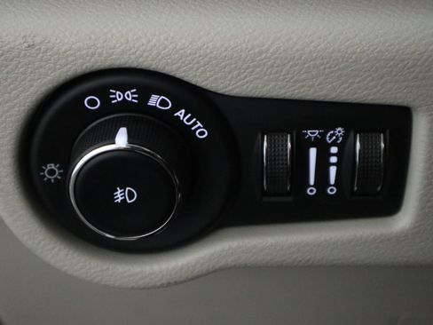 Used 2023 Chrysler Pacifica Limited FWD image 34