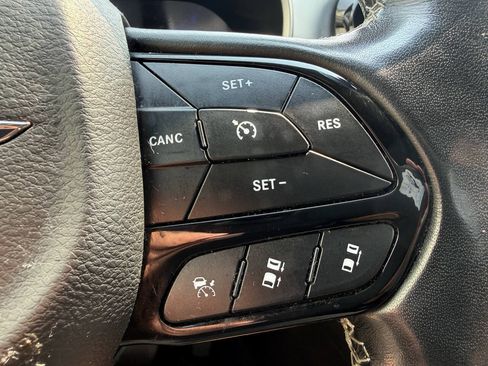 Used 2021 Chrysler Pacifica Touring-L w/ Uconnect Theater Family Group AWD/4WD image 23