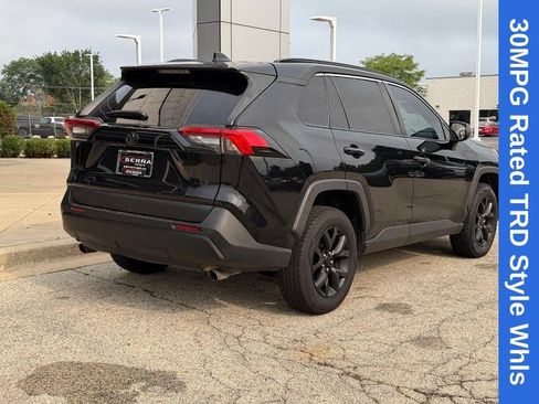 Used 2020 Toyota RAV4 LE FWD image 3