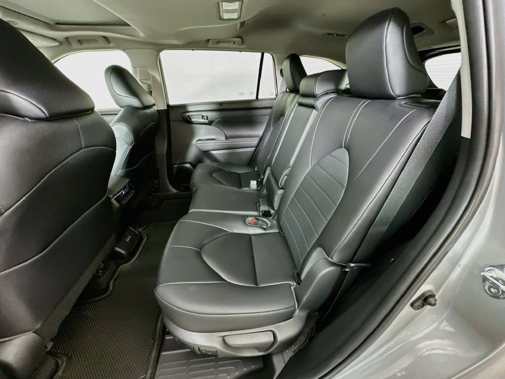 Used 2023 Toyota Highlander XLE FWD image 24