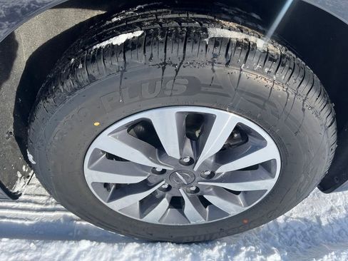 Used 2023 Chrysler Pacifica Touring-L image 11