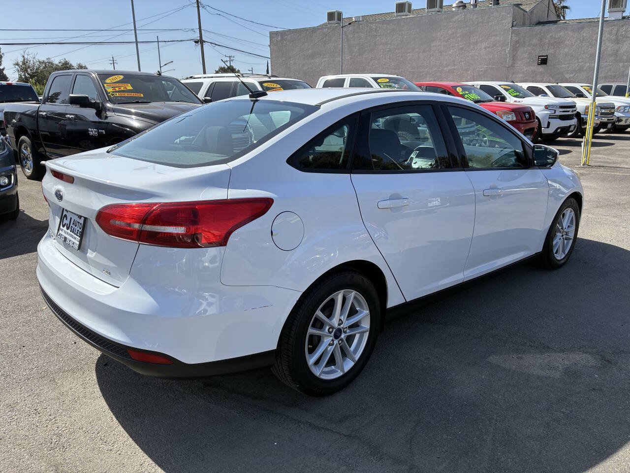 Used 2017 Ford Focus SE FWD image 2