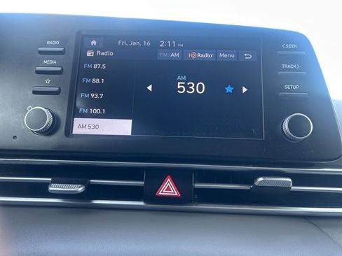 Certified 2025 Hyundai Elantra SE image 9