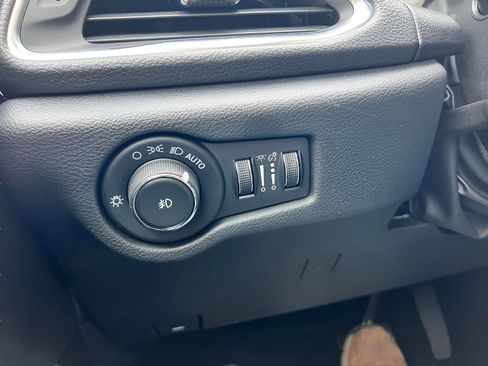 Used 2024 Chrysler Pacifica Limited w/ Uconnect Theater Family Group FWD image 29