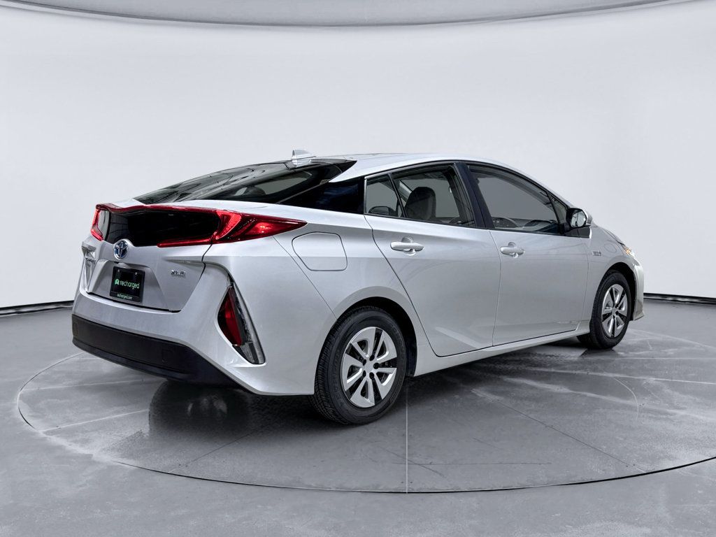 Used 2022 Toyota Prius Prime XLE FWD image 3