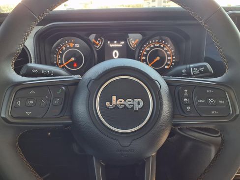 Used 2025 Jeep Gladiator Sport image 17