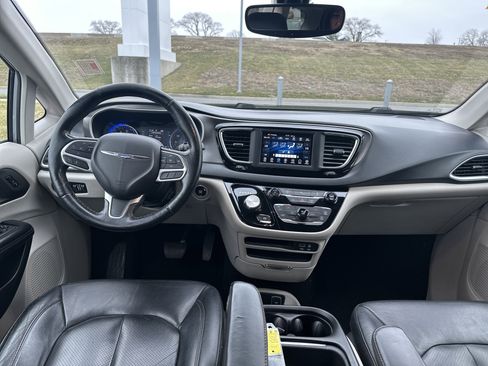 Used 2020 Chrysler Pacifica Touring-L image 29