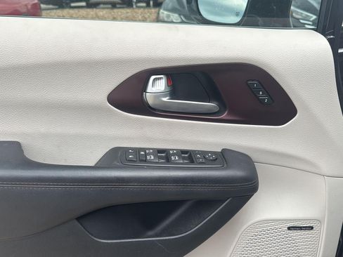 Used 2017 Chrysler Pacifica Limited FWD image 20